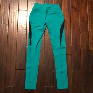 Beyond Yoga kelly green and black yoga pants